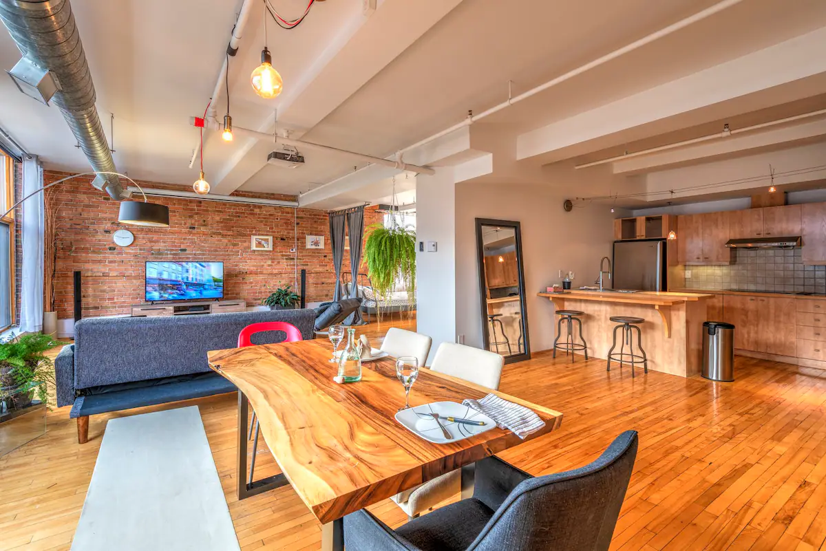 Vu d'ensemble avec Table de cuisine, coins cuisine, sofa et télévision de l'appartement L'Urbain.