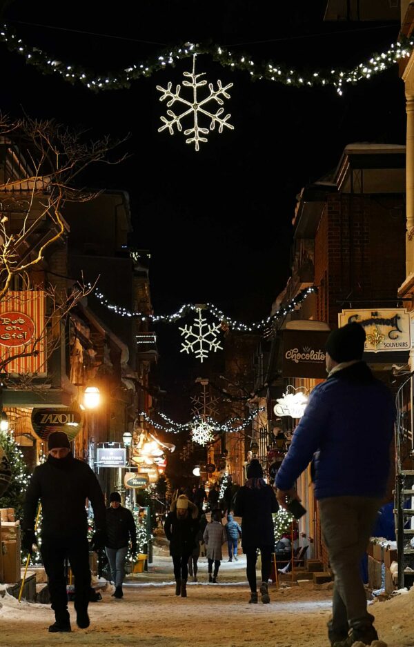 Rue d'hiver décoré pour Noël dans la vie de Québec