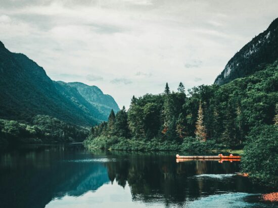 Paysage d'un lac entre les montagnes du parc national de la Jacques-Cartier au Québec